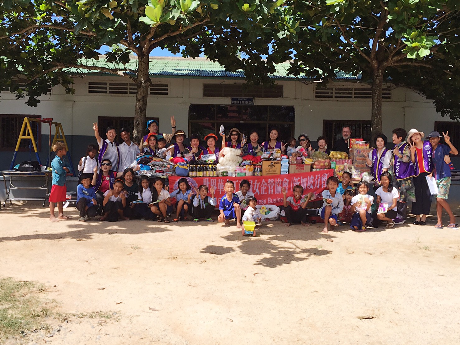 世界華人工商婦女企管協會新加坡分會拜訪柬埔寨孤兒院