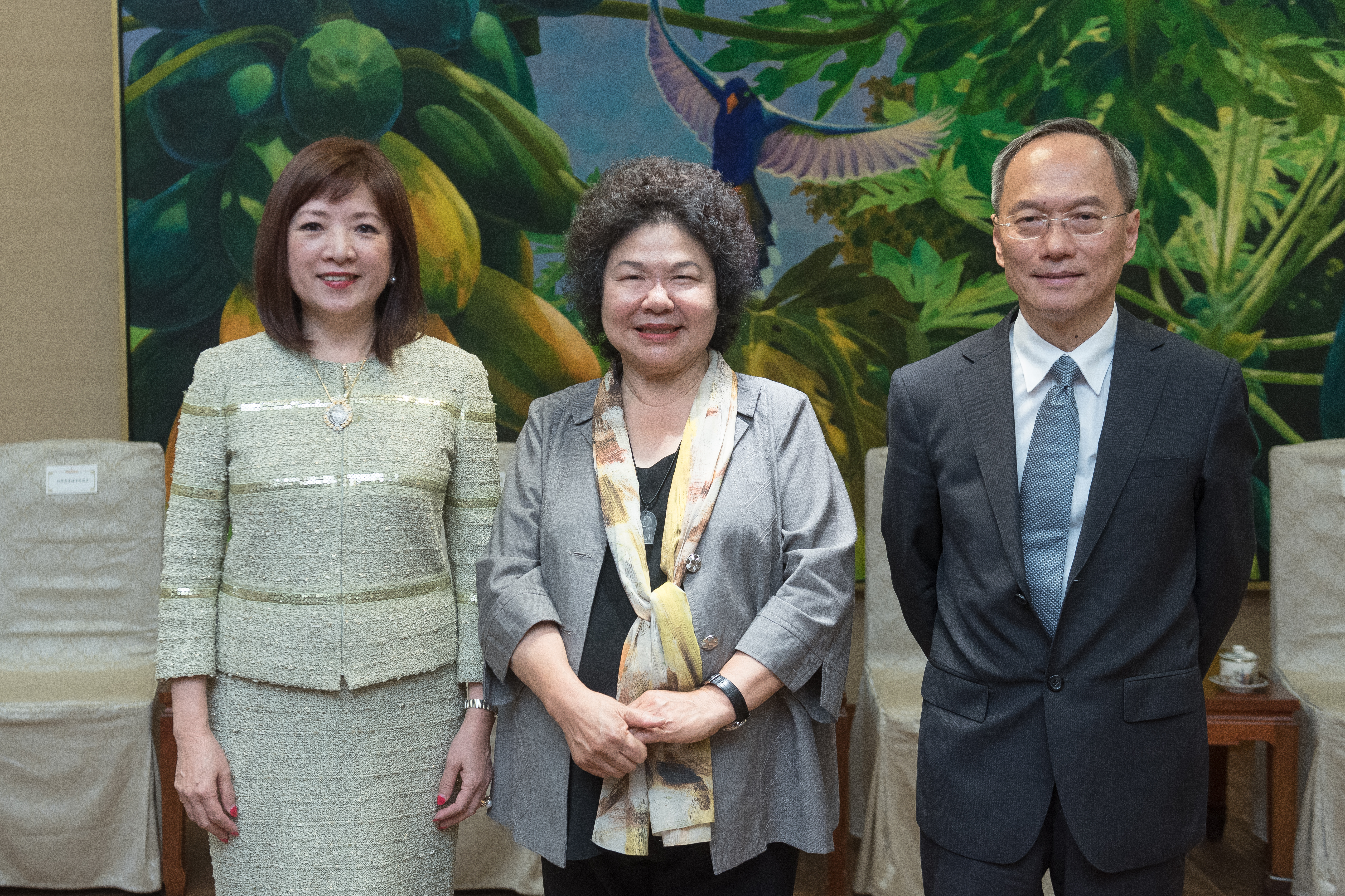 世華回國參訪團參觀總統府並受總統府秘書長陳菊接見
