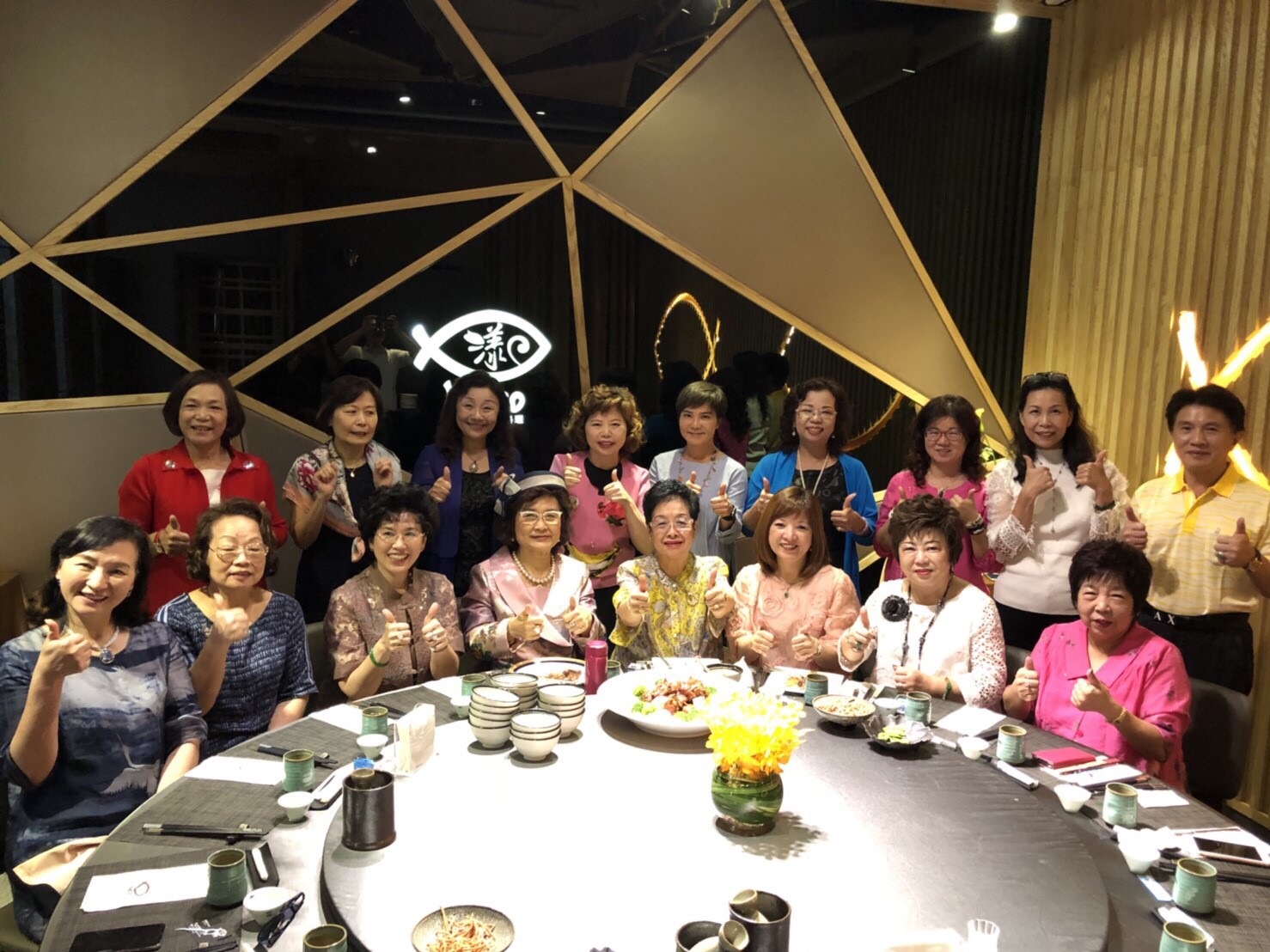 黎總會長與姊妹們欣賞紅樓夢文創產業後，翁素惠董事長熱情款待日式料理